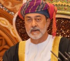 سلطان عمان الجديد يعدل النشيد الوطني وعلم وشعار البلاد