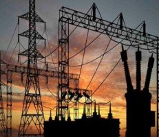 "الكهرباء" التزام المواطنين في المنازل زاد من استهلاك الكهرباء
