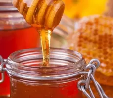 علماء: العسل يتفوق على المضادات الحيوية في علاج هذه الأمراض