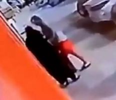 واقعة تحرش بامرأة في جدة تفجر غضباً في السعودية