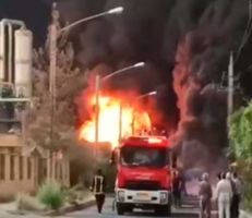اندلاع حريق هائل في مصنع للكيماويات بمدينة قم الإيرانية (فيديو)