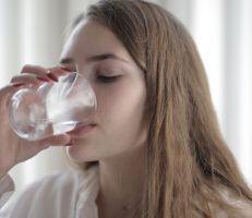 خبراء ينصحون بتجنب شرب الماء قبل النوم مباشرة!