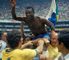 وفاة بيليه أسطورة كرة القدم البرازيلي عن 82 عاما