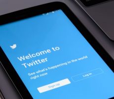 “تويتر” يبدأ في إلغاء علامات التحقق القديمة من حسابات المستخدمين