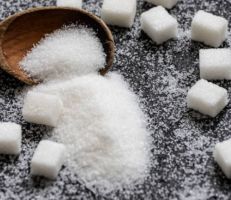 بناءً على طلب من المنتجين المحليين: توصية اللجنة الاقتصادية بفرض ضميمة على مستوردات السكر الأبيض