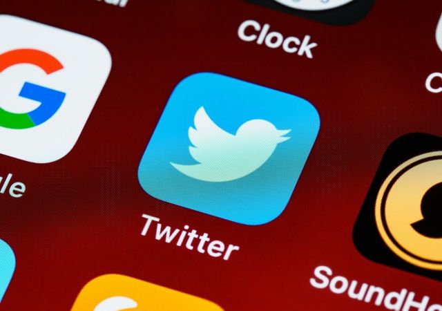 مفوض أوروبي يهدد بفرض غرامات على تويتر وإغلاقه في أوروبا