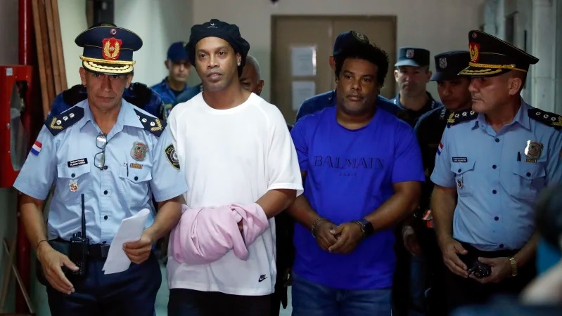 رونالدينيو خلف القضبان في باراغوي بسبب جواز سفر مزيف