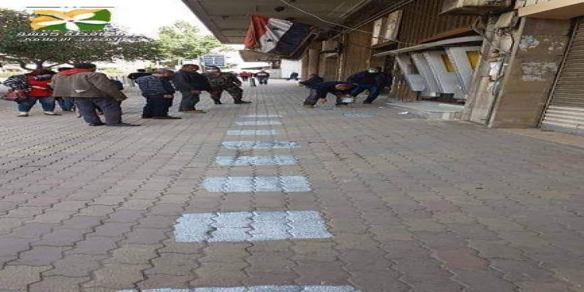 رسم مربعات على الأرض لتنظيم الدور على الصرافات في دمشق