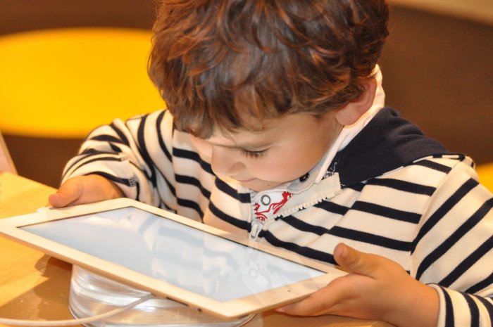 الأطفال معرضون للتنمر الإلكتروني لأن الوباء يدفعهم لاستخدام الإنترنت أكثر