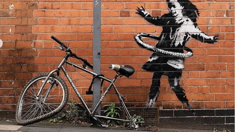عمل فني جديد من فنان الشوارع بانكسي: غرافيتي فتاة الهولا هوب