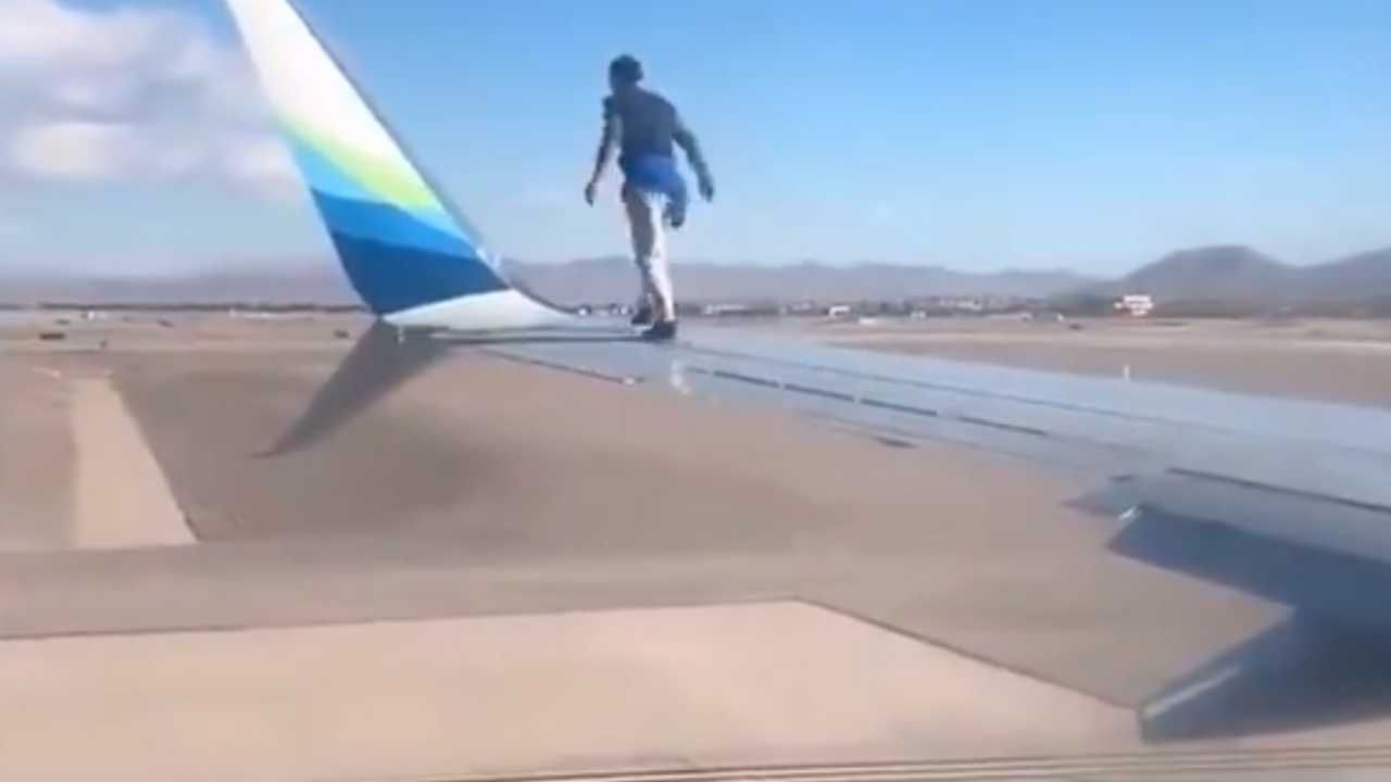 اعتقال رجل بعد تسلقه جناح طائرة بمطار لاس فيغاس
