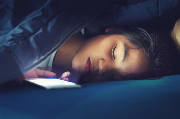 ماهي مخاطر النوم بجوار الهاتف الذكي؟