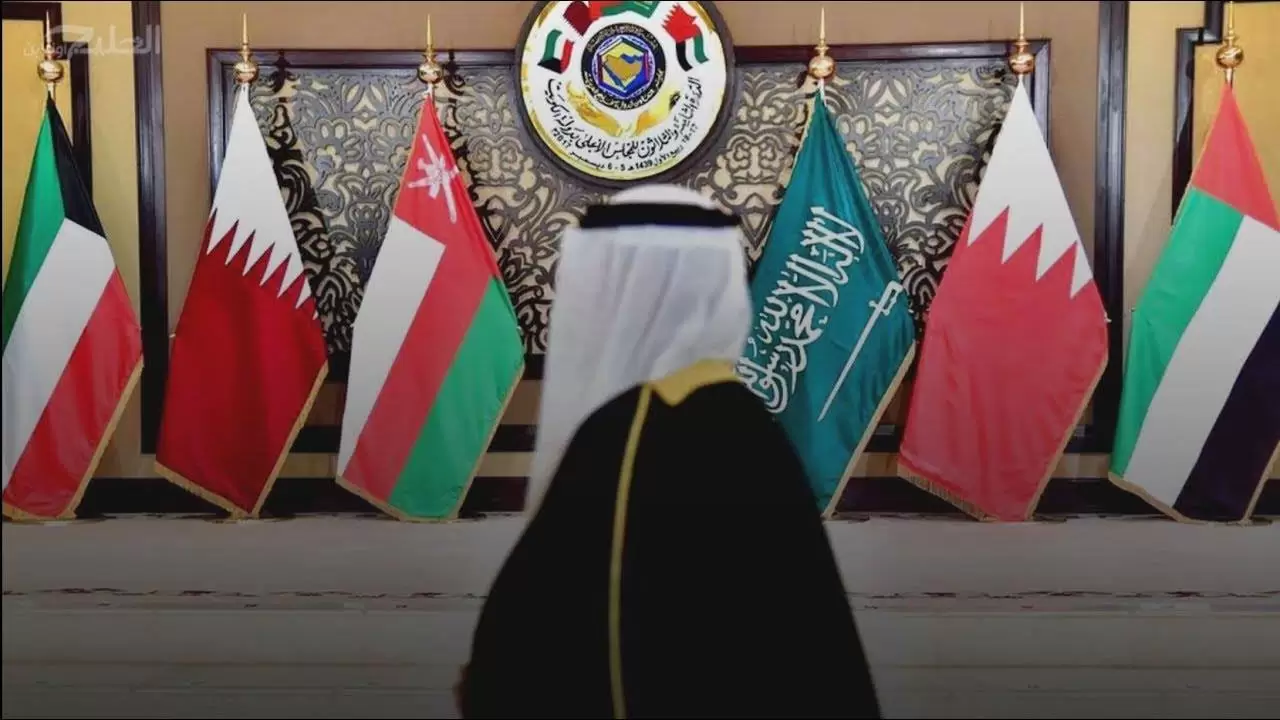 أمير قطر يحضر القمة الخليجية في السعودية الثلاثاء
