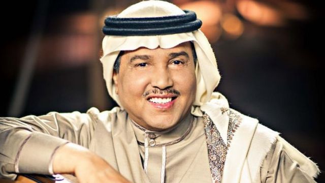 المطرب السعودي محمد عبده يتلقى لقاح كورونا... ويوجه رسالة