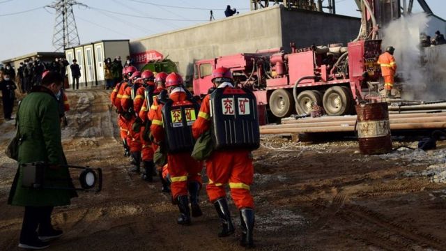 إخراج 11 عاملاً من منجم عمقه 580 متراً يعد حصار لمدة 14 يوم في الصين