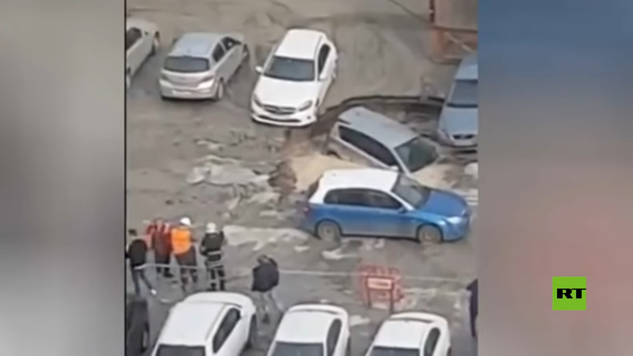 سقوط 3 سيارات في حفرة من الماء المغلي بمدينة سان بطرسبورغ الروسية (فيديو)