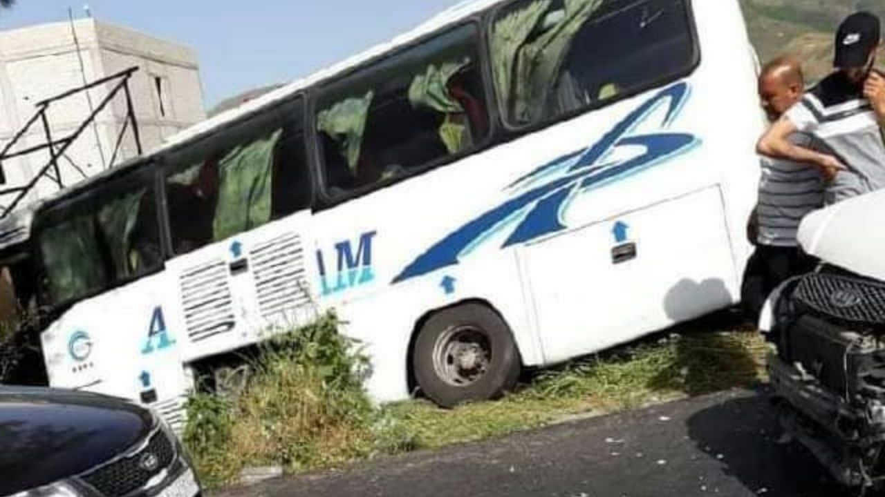 إصابة 15 طالباً وطالبة جراء تدهور حافلة تقلهم إلى جامعتهم بريف حمص ‏
