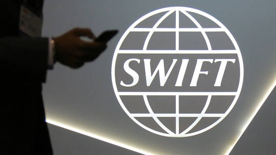 ما تداعيات فصل روسيا عن نظام SWIFT للمصارف ؟