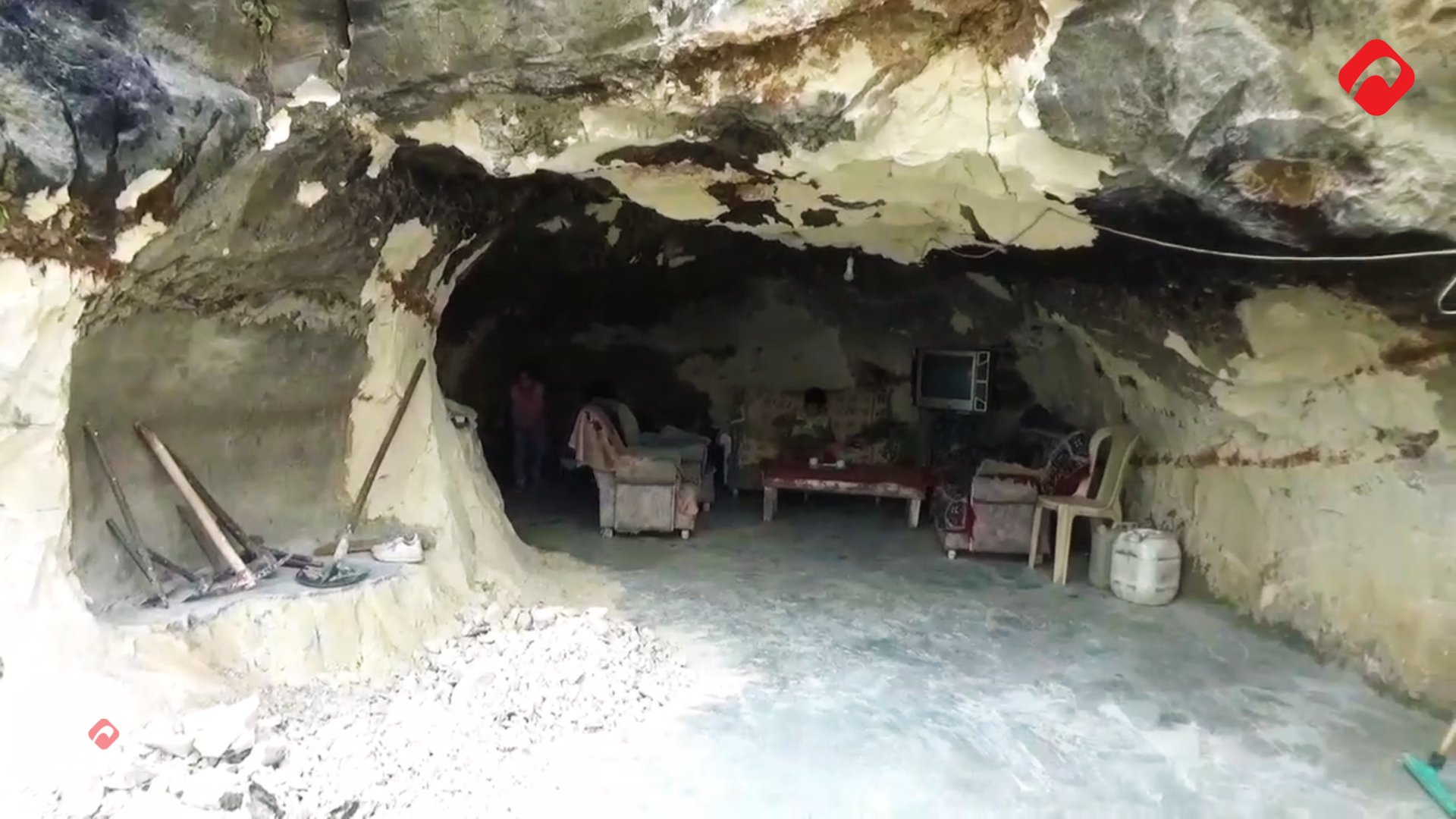 عائلة سورية تعيش في كهف حجري منذ 12 عاماً (فيديو)
