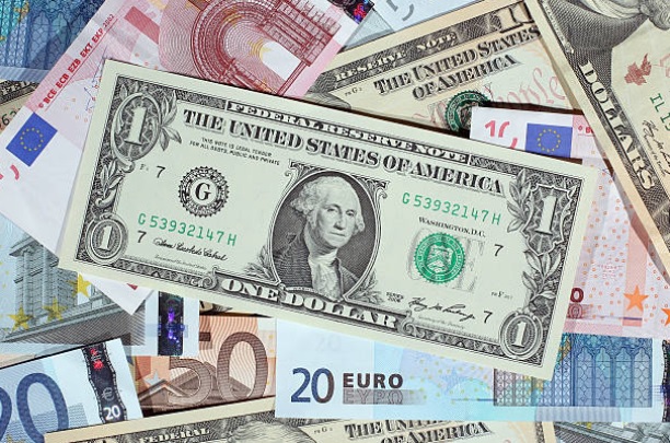 الدولار يواصل ارتفاعه ويدفع العملتين الأوروبية واليابانية لأدنى مستويات في عقود