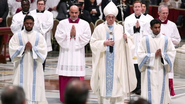 بابا الفاتيكان يقول إنه لا يستبعد الاستقالة