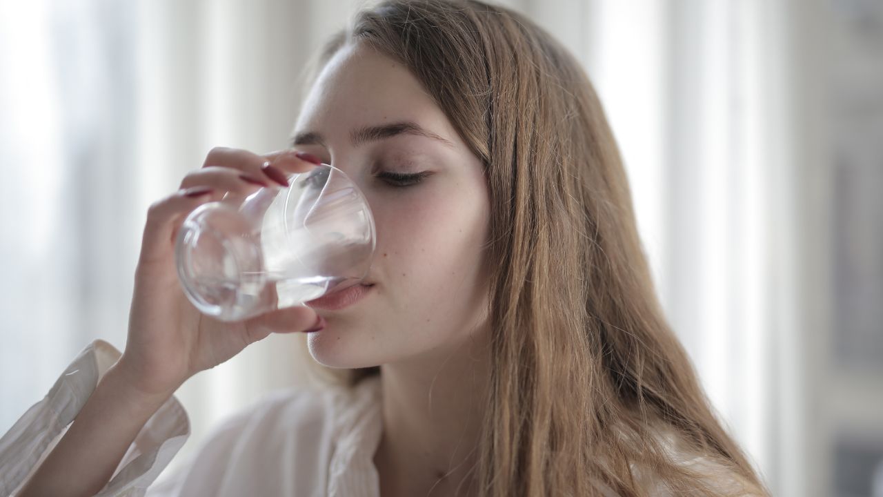 خبراء ينصحون بتجنب شرب الماء قبل النوم مباشرة!