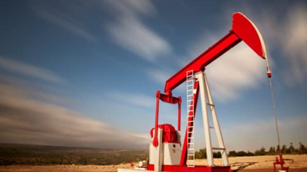 النفط قرب أعلى مستوى في 3 أسابيع بعد اتفاق “أوبك+” لخفض الإنتاج