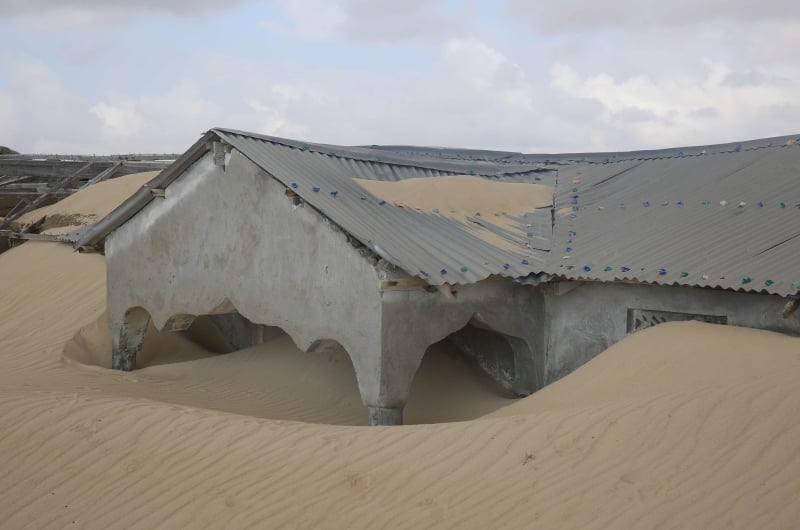 بعد تسونامي.. الرمال تغطي نصف منازل كولوب الصومالية