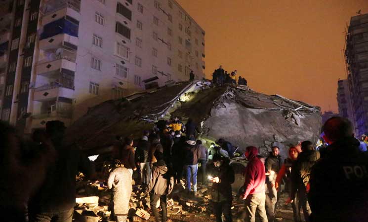 أحياء كاملة سويت بالأرض.. زلزال تركيا المدمر يخلف 1121 قتيلاً ومخاوف من "حصيلة مرعبة"- (صور)