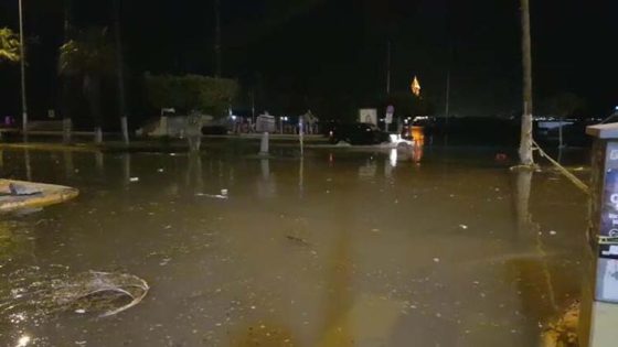 بسبب العاصفة.. إرتفاع منسوب مياه البحر وغرق الشوارع في هاتاي (صور)