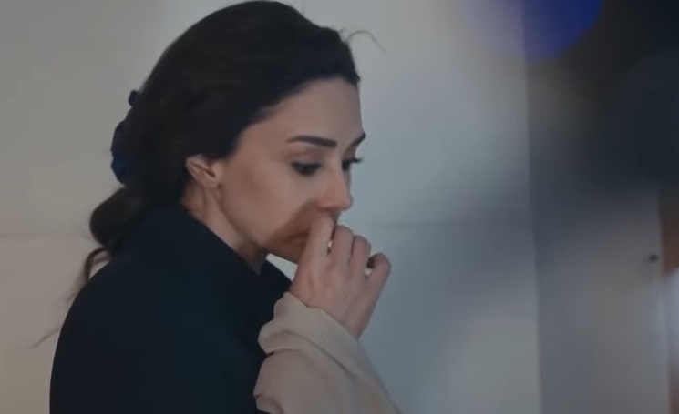 مشهد لـ كاريس بشار في مسلسل “النار بالنار” يثير غضب الجمهور ويعرضها للانتقادات (فيديو)