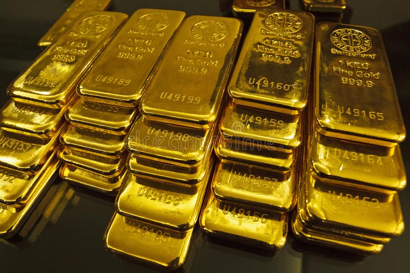 الذهب يتجه لتحقيق مكاسب أسبوعية وسط آمال بوقف رفع الفائدة في أمريكا