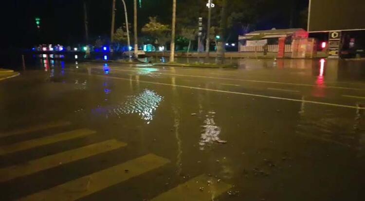 بسبب العاصفة.. إرتفاع منسوب مياه البحر وغرق الشوارع في هاتاي